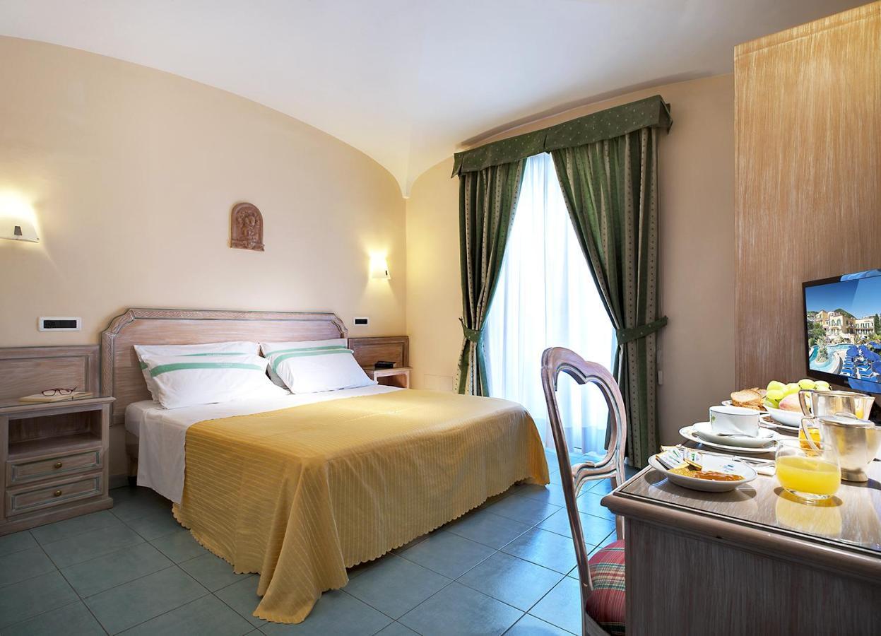 Hotel Royal Terme อีสเกีย ภายนอก รูปภาพ
